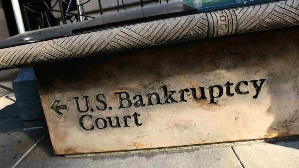 What is the Difference Between Chapter 7 and Chapter 11 Bankruptcy? A stone sign outside a U.S. Bankruptcy Court building, pointing to the entranc